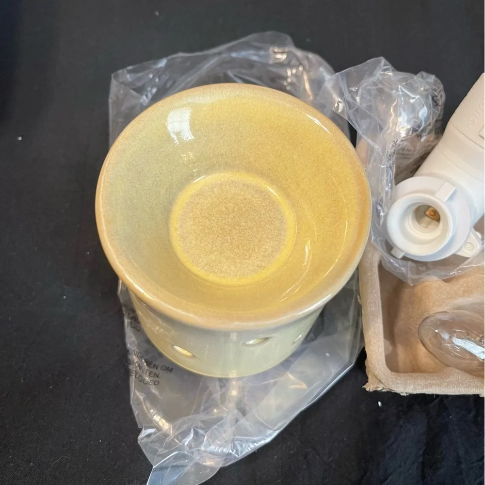 Scentsy Bee Happy Night Light/Plug In Warmer New/Open Box